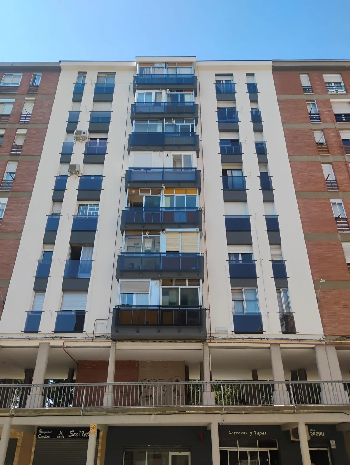 Acabado claro y balcones azules.