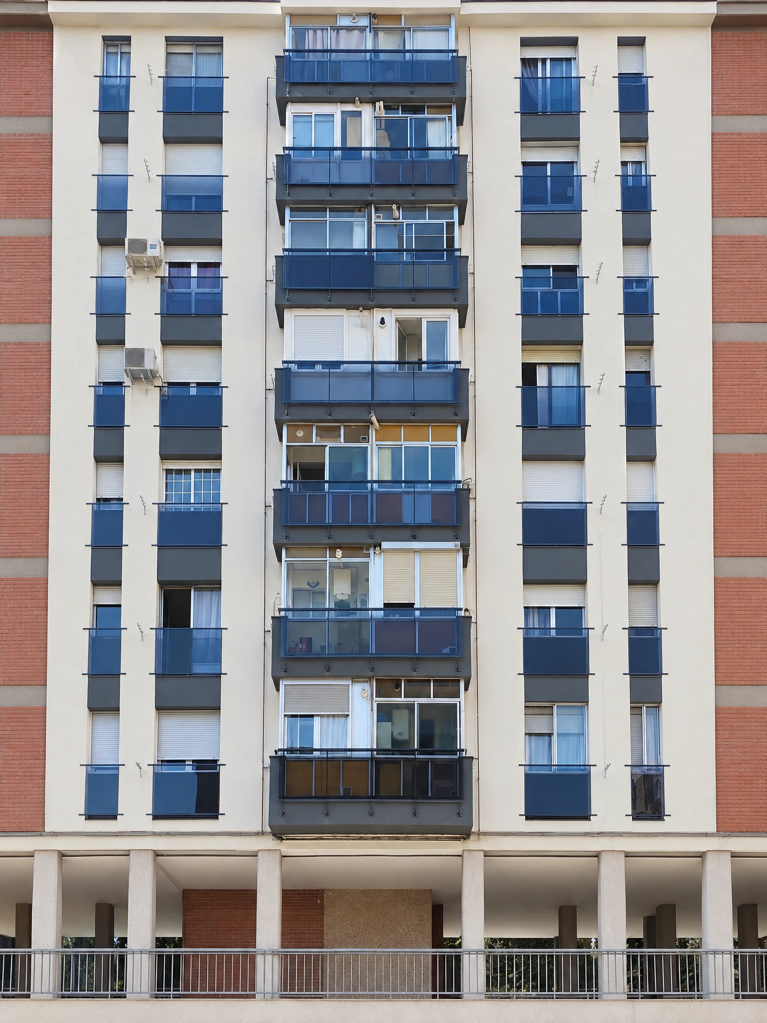 Fachada de edificio con balcones azules